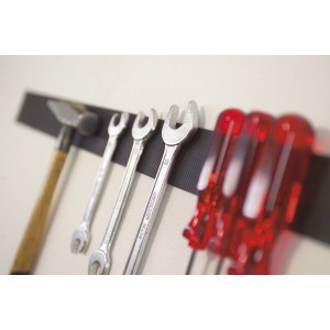 Ruban auto-agrippant Tesa On & Off : Outils (marteau, clés, tournevis) sur ruban auto-agrippant noir.