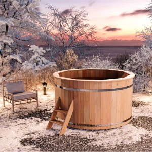 Bain nordique en bois Finntherm Bergen Ø 160 cm dans jardin d'hiver avec échelle et siège.