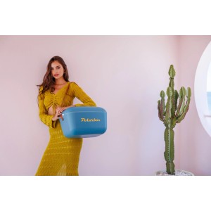 Frigorifero portatile Polarbox Retro blu petrolio, 12l, con logo giallo, tenuto da donna. Per gite.