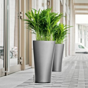 Pot Lechuza Delta Premium, Ø 30 cm, anthracite métallisé, avec plantes vertes.