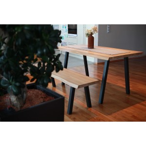 Tavolo con gambe nere a forma di A (700x710mm) e panca abbinata. Gambe per mobili da interno e esterno.
