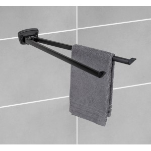 Portasciugamani Wenko Basic nero con 2 bracci e asciugamano grigio su parete grigia.