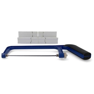 Scie Kleinmetall avec boîte à onglets : Scie à métaux bleue avec manche noir et boîte à onglets grise.