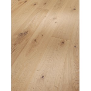 Helles, naturgeöltes Parador Parkett 3060 Rustikal Eiche Pure in Landhausdielenoptik mit Ästen.