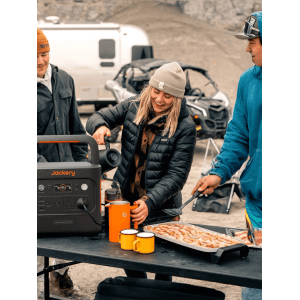 Jackery Powerstation E2000 v2 camping : Générateur électrique portable pour la préparation du petit-déjeuner en extérieur.