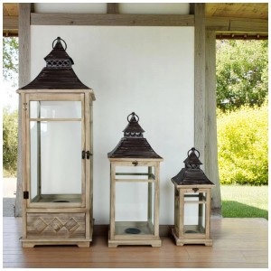 Set di 3 lanterne in legno marrone con tetto in metallo grigio. Lanterne decorative da giardino per un'illuminazione suggestiva.