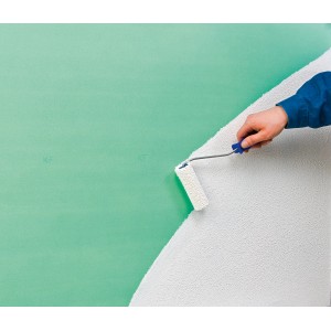 Applicazione di Knauf Putzgrund su una parete con un rullo.