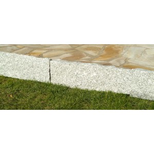 Bordure Euro Stone en granit gris clair, surface clivée, pour délimiter les pelouses.