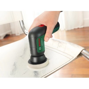 Spazzola a batteria Bosch Universal Brush in uso su una sedia.