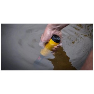 Détecteur de métaux jaune Minelab Pro-Find 15 dans l'eau, tenu par une main.
