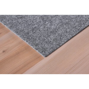Dalle de moquette Andiamo grise auto-adhésive (40x40 cm) sur plancher en bois clair.