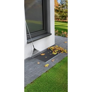 Cache de fenêtre de sous-sol tesa® Insect Stop en acier inoxydable avec feuilles et râteau.