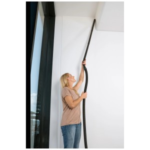 Donna utilizza tubo di prolunga Kärcher (0,5 m) per pulire il soffitto. Accessorio per aspirapolvere liquidi/solidi.