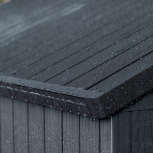 Gros plan : Abri de jardin Keter Darwin gris, toit résistant aux intempéries avec gouttes de pluie.