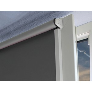 Profil latéral blanc Gardinia sur store enrouleur pour occultation latérale.