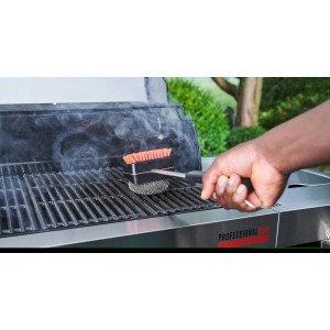 Spazzola per griglia Char-Broil Hot & Cool Clean in azione su una griglia.