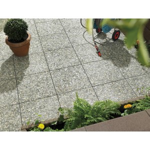 Lastre per pavimentazione in calcestruzzo lavato 50x50 cm posate su terrazza con piante e carrello portagomma.