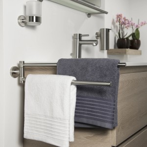 Portasciugamani Tiger Boston, 2 bracci, acciaio inox spazzolato, con asciugamani in bagno.