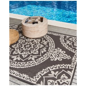 Grauer Beliani Outdoor-Teppich Kohima mit orientalischem Muster am Pool. Wetterbeständiger Teppich für Terrasse & Garten.