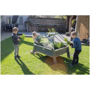Carré potager surélevé pour enfants Aksent XL avec serre et outils de jardinage en cours de plantation dans le jardin.