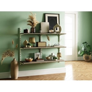 Sistema di scaffalatura con staffe angolari in metallo bianco e ripiani, decorato con accessori per la casa.