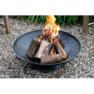 Brasero en fonte XL avec bois brûlant pour feux de jardin.