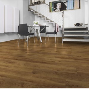 Laminato Kaindl Poseidon Medeira Oak, resistente all'acqua, posato in soggiorno.