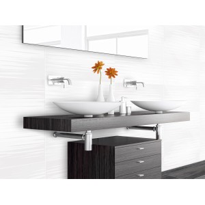 Salle de bain avec carrelage mural brillant Vabene Dream Light, 30x60 cm en blanc. Deux lavabos sur un plan de travail en bois foncé.