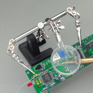 Support de soudure LUX avec loupe fixant le circuit imprimé pour une soudure précise.