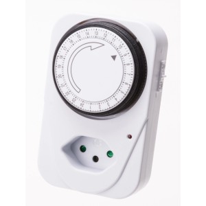 Minuteur enfichable analogique blanc 24h pour domotique avec affichage de l'heure et prise.