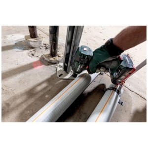Avvitatore a impulsi a batteria Metabo SSW 18 LTX 300 BL verde-nero, usato su tubo in cantiere.