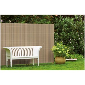 Paravista Rügen in larice grigio (180x300cm) in giardino con panca bianca e piante.