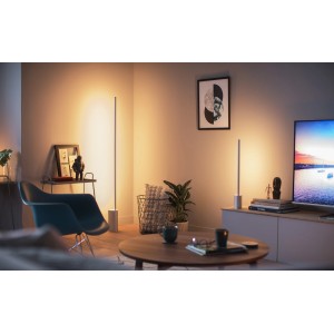 Lampe de table blanche Philips Hue Gradient Signe dans un salon, lumière coordonnée.