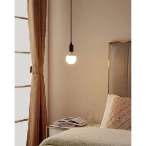 Lampadina LED Eglo connect.z G95 E27 vetro opale con luce calda in camera da letto. Illuminazione smart.