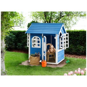 Blau-weisses Beliani Gartenspielhaus Kokkoni aus Holz mit Tür und Fenstern im Garten.