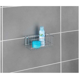 Étagère murale Wenko Classic grande chromée avec gel douche et savon sur mur gris.