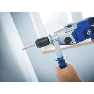 Foret universel LUX 10 mm en utilisation : Perçage dans un mur avec une perceuse à percussion.