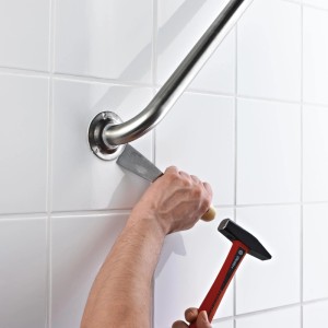 Installation d'une barre d'appui de salle de bain avec la solution adhésive Ridder Fix n Clean, outils utilisés.