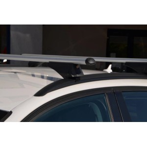 Barres de toit Fischer CrossLine XL 1,31 m montées sur le toit d'une voiture.