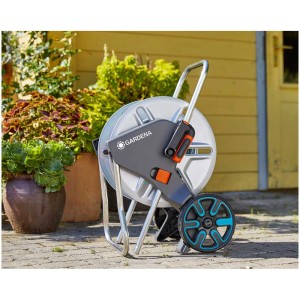 Avvolgitubo Gardena CleverRoll M con bobina in metallo e cavalletto pieghevole.
