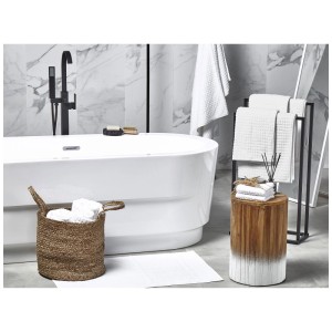 Ensemble de serviettes Beliani Atai blanc, 11 pièces, en coton, dans une salle de bain.