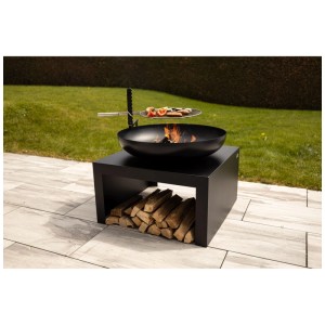 Schwarze Nouvel Feuerstelle Aura mit Holzfach und Grillaufsatz im Garten.