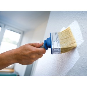 Pennello LUX in uso: pittura a emulsione applicata su una parete.