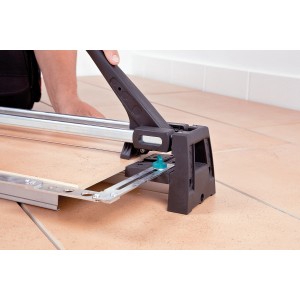 wolfcraft Tagliapiastrelle TC 600 in uso, per tagliare piastrelle fino a 600 mm di lunghezza.