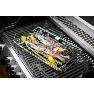 Support à poisson et légumes Enders en acier inoxydable avec poisson, oignons et légumes sur le gril.