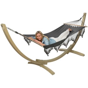 Amaca Conacord Galaxy Comfort, grigio scuro, con struttura in legno e donna rilassata.