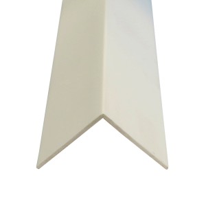 Weiße Kunststoff Winkelleiste, 30x30 mm, Länge 2500 mm, für Wand- und Bodenabschluss.