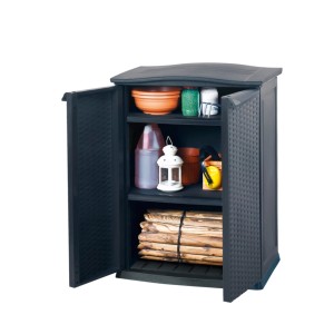 Mobiletto Keter Rattan Mini antracite aperto con due ripiani e vari oggetti.