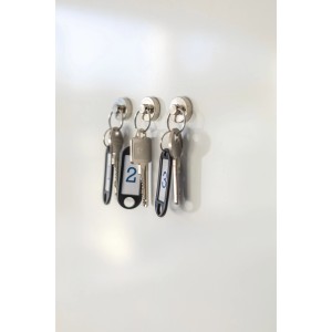 Portachiavi magnetici Fix-o-moll (2 pz) con chiavi su superficie bianca.