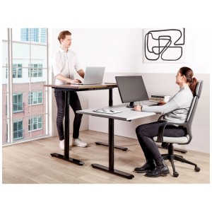 Bureau réglable en hauteur Beliani Destines, noir et gris, avec deux personnes au bureau.